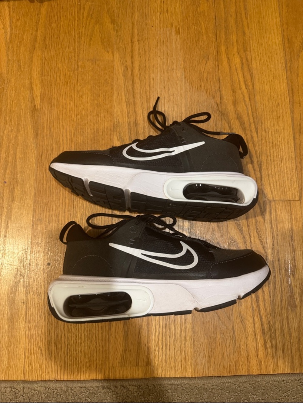 Nike Black and White Low-Top Air Cushion Sneakers. Airmax